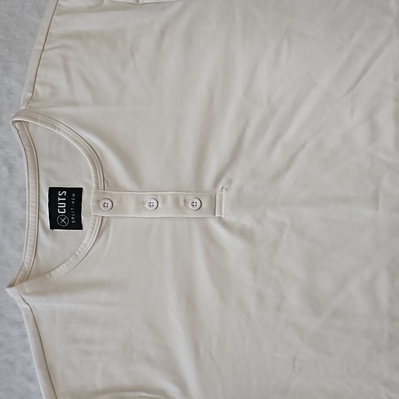 *NWOT* CUTS Split-Hem Henley Top - Picture 9 of 9